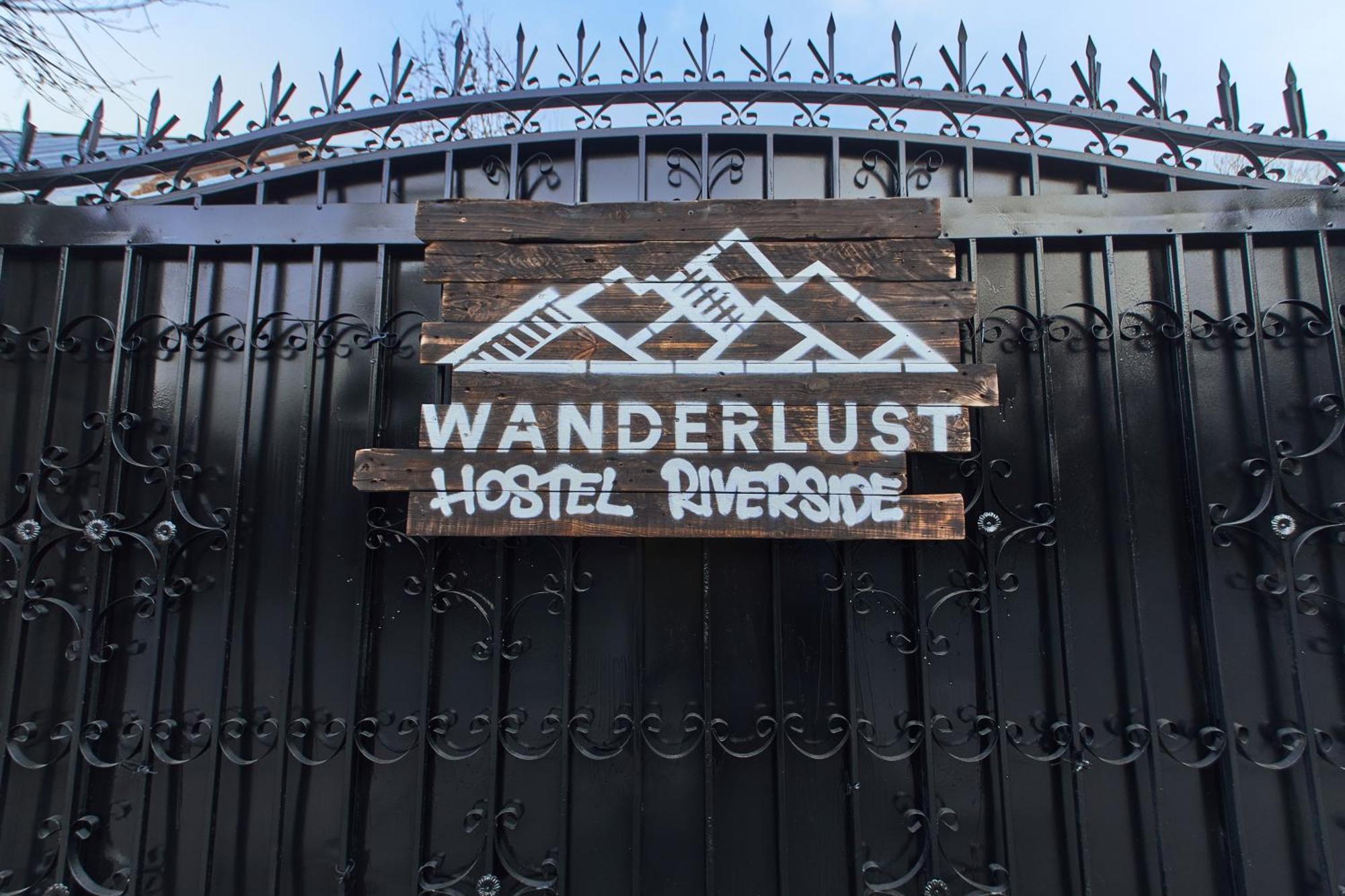 Wanderlust Hostel Riverside アルマトイ エクステリア 写真